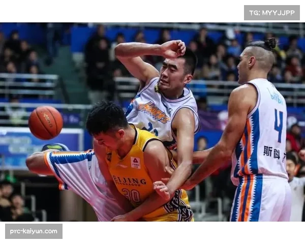 闫鹏飞承担更多内线重任,上海轮换应对伤病潮 闫鹏飞承担更多内线重任,上海轮换应对伤病潮